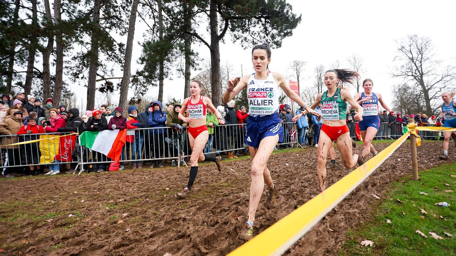  Милица Мирчева (втората вдясно) 